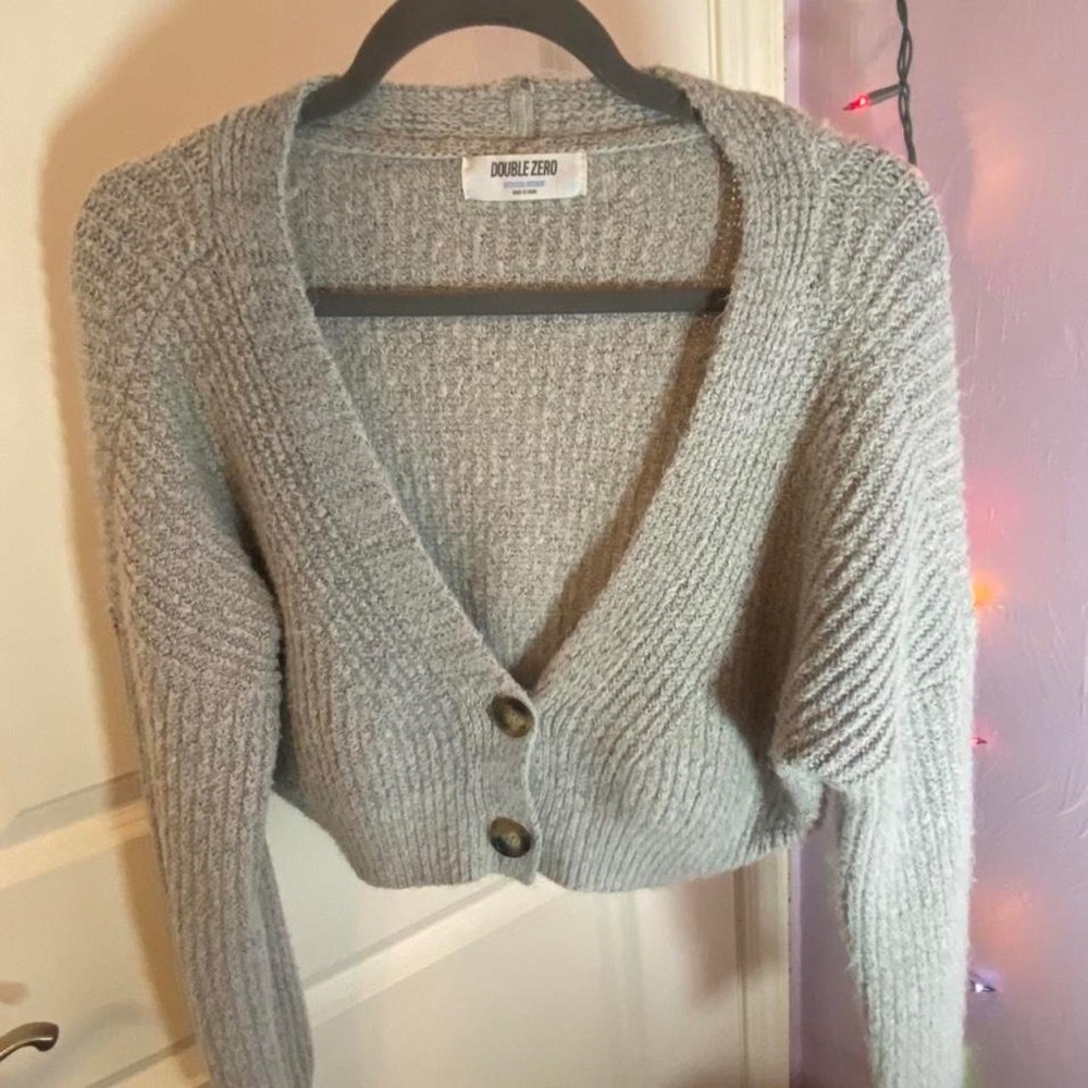 Super cute buttoned low-V neck, cropped sweater!!